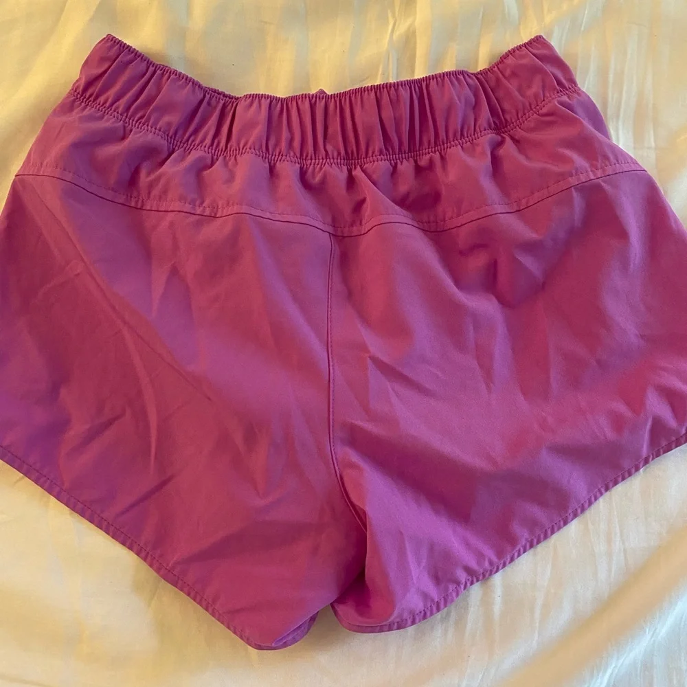 Old Navy Mid Rise Stretch Tech Run shorts. - Picture 2 of 3